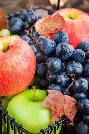 simsearch:400-06923729,k - Fresh autumn red and green apples and dark grapes Stock Photo - Budget Royalty-Free & Subscription, Code: 400-08260659