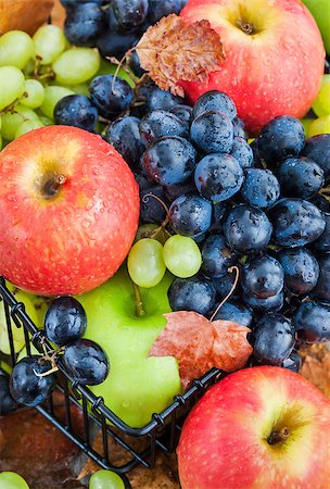 simsearch:400-06923729,k - Fresh autumn red and green apples and dark grapes Stock Photo - Budget Royalty-Free & Subscription, Code: 400-08261939