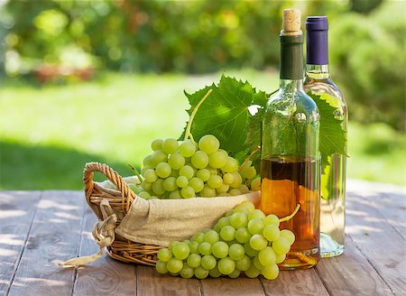 simsearch:846-05647552,k - White wine bottles, vine and bunch of grapes outdoor Stock Photo - Budget Royalty-Free & Subscription, Code: 400-08291391