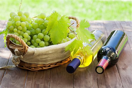 simsearch:846-05647552,k - White and red wine bottles, vine and bunch of grapes on garden table Stock Photo - Budget Royalty-Free & Subscription, Code: 400-08293341