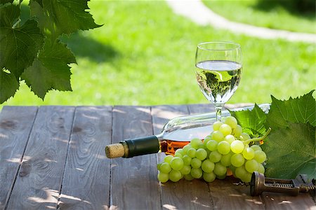 simsearch:846-05647552,k - White wine bottle and glass with white grape on garden table Stock Photo - Budget Royalty-Free & Subscription, Code: 400-08293343