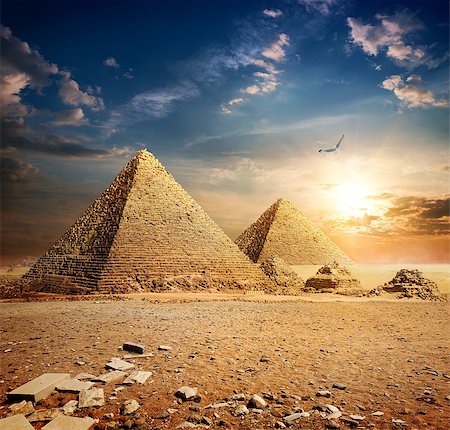 simsearch:400-04652920,k - Big bird over pyramids at the sunset Photographie de stock - Aubaine LD & Abonnement, Code: 400-08334035