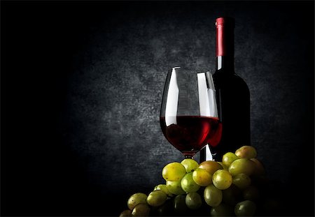 simsearch:400-04226436,k - Wine with grape on a black background Stock Photo - Budget Royalty-Free & Subscription, Code: 400-08334402