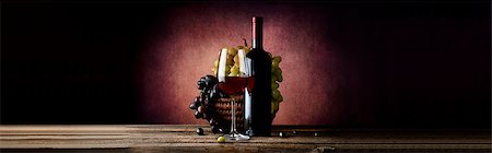 simsearch:400-04226436,k - Wine with grape in basket on a vinous background Stock Photo - Budget Royalty-Free & Subscription, Code: 400-08337005