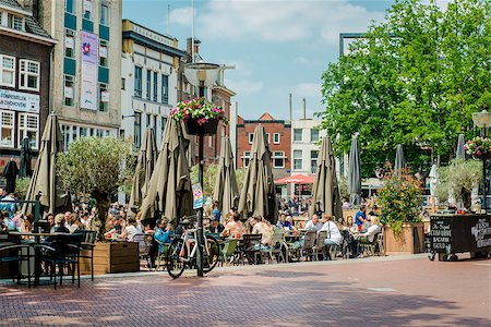 europe sidewalk cafe - Eindhoven, Netherlands - May 24, 2015: People sitting at outdoors restaurant in the main square of Eindhoven in sunny spring day. It is popular touristic place, with plenty of restaurants, bars, stores and clubs Photographie de stock - Aubaine LD & Abonnement, Code: 400-08332913