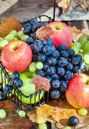 simsearch:400-06923729,k - Fresh autumn red and green apples and dark grapes Stock Photo - Budget Royalty-Free & Subscription, Code: 400-08340055