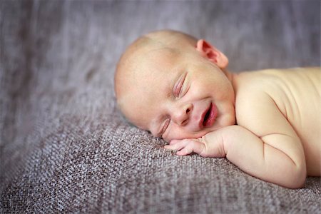 simsearch:400-04397639,k - sleeper newborn baby on a gray background Photographie de stock - Aubaine LD & Abonnement, Code: 400-08370715