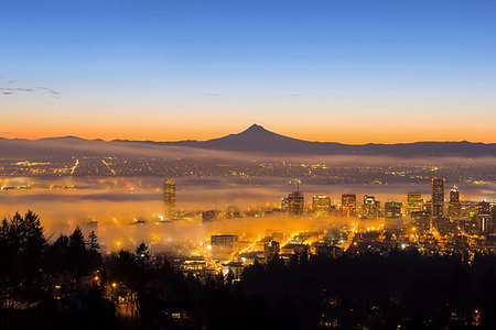 simsearch:400-05723698,k - Portland Oregon downtown cityscape with Silhouette of Mount Hood covered in Low Fog during Sunrise Photographie de stock - Aubaine LD & Abonnement, Code: 400-08372072