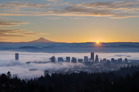 simsearch:400-05723698,k - Sunrise over City of Portland Oregon and Mount Hood Covered in Low Fog Banks Photographie de stock - Aubaine LD & Abonnement, Code: 400-08372073