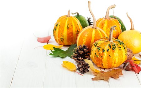 simsearch:400-04211564,k - Autumnal pumpkins with yellow leaves on wooden board Photographie de stock - Aubaine LD & Abonnement, Code: 400-08373925