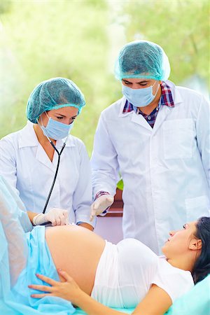 doctor listens to the baby's heartbeat  during childbirth Photographie de stock - Aubaine LD & Abonnement, Code: 400-08400299