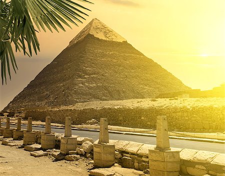 simsearch:400-04121488,k - Pyramid of Khafre near road in bright sunlight Foto de stock - Super Valor sin royalties y Suscripción, Código: 400-08433947
