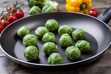 simsearch:400-05370250,k - Fresh and healthy organic brussel sprouts in a frying pan Stock Photo - Budget Royalty-Free & Subscription, Code: 400-08495109