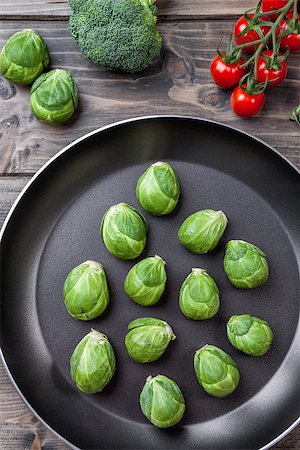 simsearch:400-05370250,k - Fresh and healthy organic brussel sprouts in a frying pan Stock Photo - Budget Royalty-Free & Subscription, Code: 400-08495110