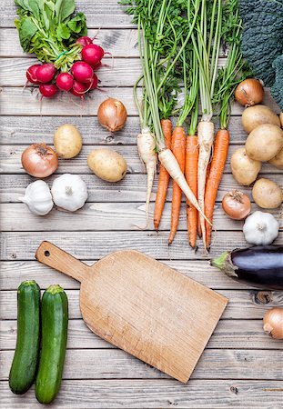 simsearch:400-05370250,k - Fresh and organic bio vegetables on a wooden background Stock Photo - Budget Royalty-Free & Subscription, Code: 400-08498205