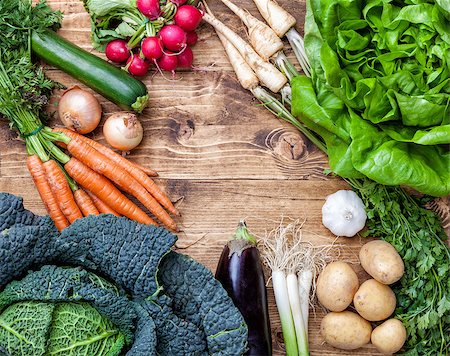 simsearch:400-05370250,k - Fresh and organic bio vegetables on a wooden background Stock Photo - Budget Royalty-Free & Subscription, Code: 400-08498200