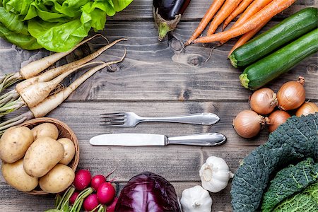 simsearch:400-05370250,k - Fresh and organic bio vegetables on a wooden background Stock Photo - Budget Royalty-Free & Subscription, Code: 400-08498214