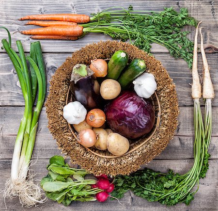 simsearch:400-05370250,k - Fresh and organic bio vegetables on a wooden background Stock Photo - Budget Royalty-Free & Subscription, Code: 400-08498212