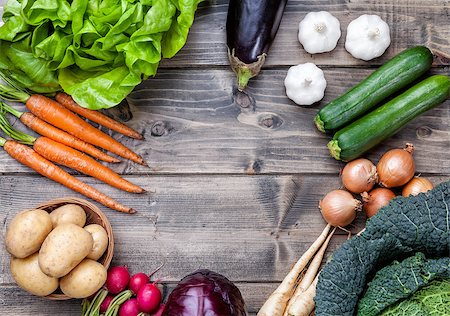 simsearch:400-05370250,k - Fresh and organic bio vegetables on a wooden background Stock Photo - Budget Royalty-Free & Subscription, Code: 400-08498213