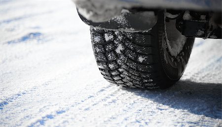 simsearch:400-07215754,k - Close-up Image of Winter Car Tire on the Snowy Road. Drive Safe Concept Foto de stock - Super Valor sin royalties y Suscripción, Código: 400-08492626
