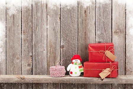 simsearch:400-04149556,k - Christmas gift boxes and snowman toy in front of wooden wall. View with copy space Stock Photo - Budget Royalty-Free & Subscription, Code: 400-08493420