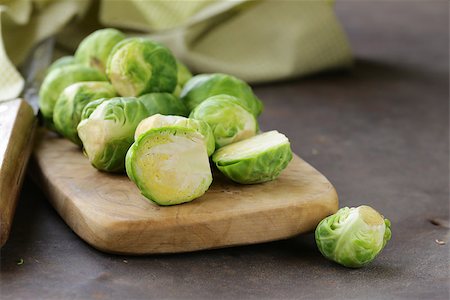 simsearch:400-05370250,k - raw fresh organic brussels sprouts on cutting board Stock Photo - Budget Royalty-Free & Subscription, Code: 400-08503688