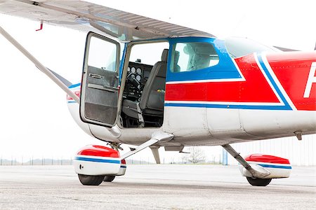 simsearch:400-08188604,k - Part of Cessna 172 plane at the airport France Stock Photo - Budget Royalty-Free & Subscription, Code: 400-08533202