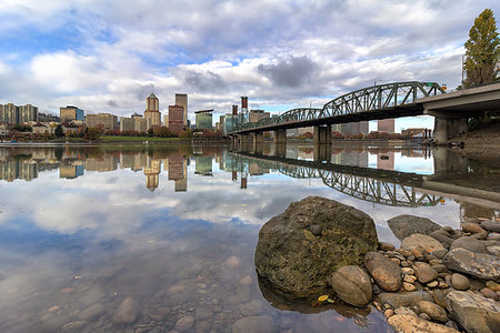 simsearch:400-07424733,k - City of Portland Oregon skyline by Hawthorne Bridge reflected on Willamette River Stock Photo - Budget Royalty-Free & Subscription, Code: 400-08572438