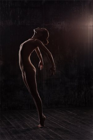 simsearch:640-01351921,k - woman ballet dancer over dark grunge background Foto de stock - Super Valor sin royalties y Suscripción, Código: 400-08573449