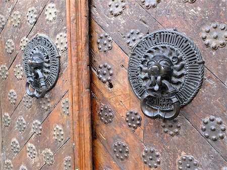 simsearch:400-04990381,k - Old wooden door with iron lion knockers. Rustic, vintage. Stock Photo - Budget Royalty-Free & Subscription, Code: 400-08694434