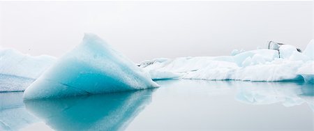 simsearch:400-05271081,k - Jokulsarlon is a large glacial lake in southeast Iceland - Ice breaking of a glacier Photographie de stock - Aubaine LD & Abonnement, Code: 400-08734593