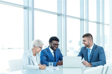 Business people with laptop indoors Photographie de stock - Aubaine LD & Abonnement, Code: 400-08731179