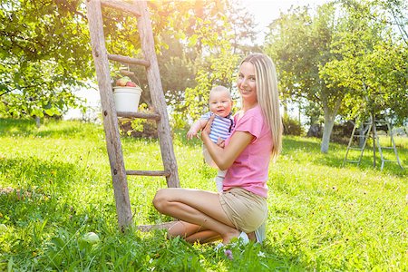 family apple orchard - Mother with her baby picking apples from an apple tree Photographie de stock - Aubaine LD & Abonnement, Code: 400-08790262