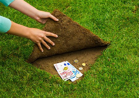 Finances concept, hands hiding money under the grass Foto de stock - Super Valor sin royalties y Suscripción, Código: 400-08809443