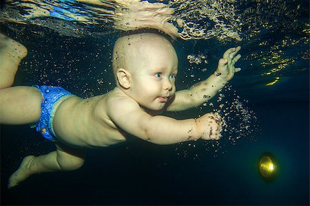 Little boy learning to swim underwater in   a swimming pool Foto de stock - Super Valor sin royalties y Suscripción, Código: 400-08831622