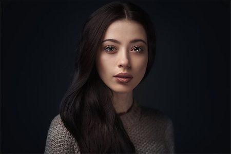 simsearch:400-04626380,k - closeup portrait of young elegant woman with long brown hair wearing knitted sweater on black background Foto de stock - Super Valor sin royalties y Suscripción, Código: 400-08864797
