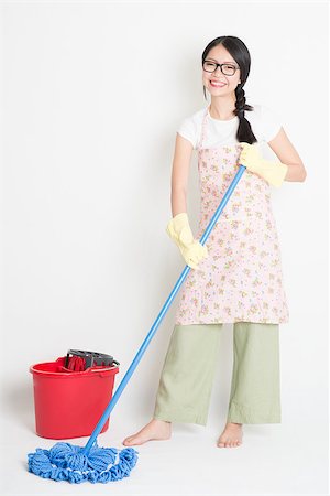 simsearch:400-07902993,k - Young Asian woman mopping floor with water, home cleaning. Photographie de stock - Aubaine LD & Abonnement, Code: 400-08888586