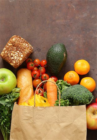 simsearch:400-04605857,k - Grocery food shopping bag - vegetables, fruits, bread and pasta Stock Photo - Budget Royalty-Free & Subscription, Code: 400-08889253