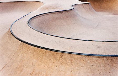 roller skate - Background of an empty bowl with rails in a concrete skate park. Foto de stock - Super Valor sin royalties y Suscripción, Código: 400-08997596