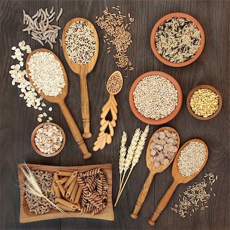 High fiber health food of whole wheat pasta, cereal and grains in bowls and spoons on rustic oak background. Photographie de stock - Aubaine LD & Abonnement, Code: 400-09081627