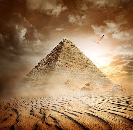 simsearch:400-04652920,k - Egyptian pyramid in the desert near Giza Photographie de stock - Aubaine LD & Abonnement, Code: 400-09117775