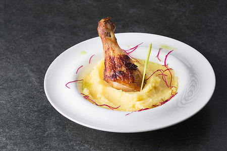 simsearch:400-04684204,k - Mashed potatoes with chicken leg appetizing on a white plate. Photographie de stock - Aubaine LD & Abonnement, Code: 400-09225243