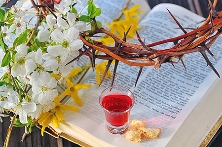 simsearch:400-05890930,k - Communion cup with wine and bread on bible Stock Photo - Budget Royalty-Free & Subscription, Code: 400-09221680