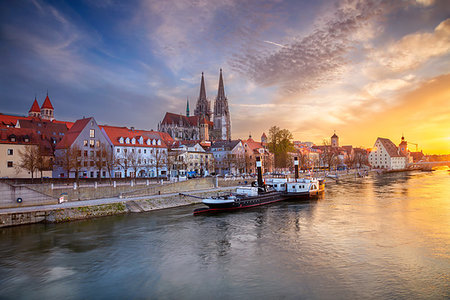 simsearch:400-06138816,k - Cityscape image of Regensburg, Germany during spring sunset. Photographie de stock - Aubaine LD & Abonnement, Code: 400-09222558