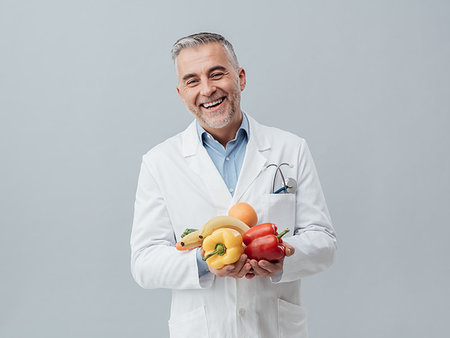 food specialist - Smiling nutritionist holding fresh vegetables and fruit: healthcare and healthy vegetarian diet concept Photographie de stock - Aubaine LD & Abonnement, Code: 400-09222954