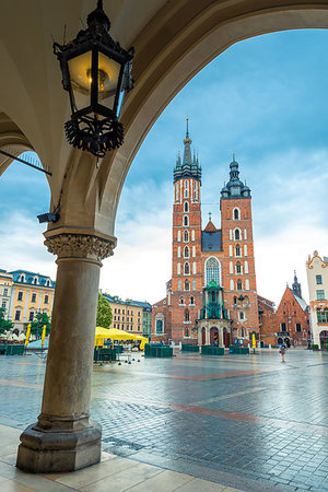 simsearch:400-06138816,k - Vertical postcard view of the main square of Krakow. Mary's church and arch in cloudy weather Photographie de stock - Aubaine LD & Abonnement, Code: 400-09223748