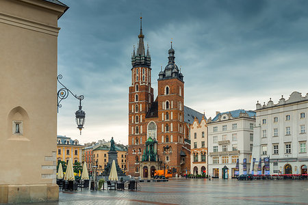 simsearch:400-06138816,k - Photo of the main square of Krakow on a rainy morning Photographie de stock - Aubaine LD & Abonnement, Code: 400-09223749