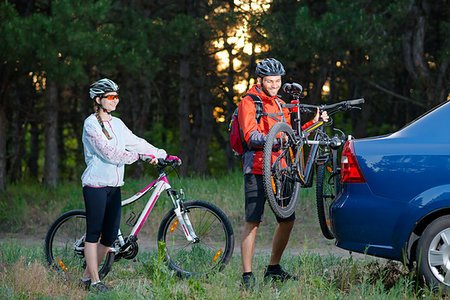 family mountain bike - Young Couple Preparing for Riding the Mountain Bikes in the Forest. Unmounting the Bike from Bike Rack on the Car. Adventure and Family Travel Concept. Stock Photo - Budget Royalty-Free & Subscription, Code: 400-09237993