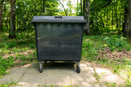 simsearch:400-07050071,k - Garbage container in the park in summer time Stock Photo - Budget Royalty-Free & Subscription, Code: 400-09274494