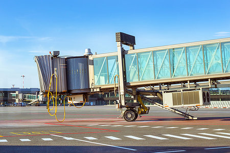 ramps on the road - Stationary terminal gates on airport runway, Marupe, Riga, Latvia. Road transport infrastructure of the international airport. Glass landing sleeve waiting for the arrival of the aircraft Foto de stock - Super Valor sin royalties y Suscripción, Código: 400-09274606